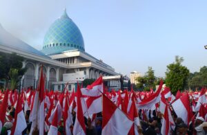 Jalan Sehat dan Pengibaran Bendera di Masjid Al-Akbar Surabaya