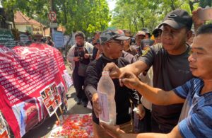 Protes Vonis Hakim, Puluhan Massa Demo di PN Surabaya