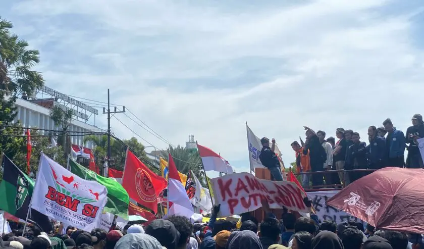 Demo Mahasiswa Surabaya di DPRD Jatim Dimulai, Massa Terus Berdatangan - Suara Surabaya