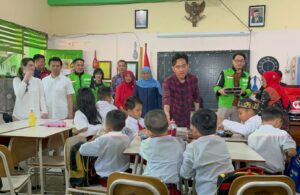 Gibran Bagikan Makan Gratis di SDN Klampis Ngasem III Surabaya