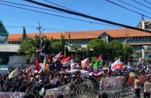 Ratusan Mahasiswa Geruduk DPRD Jatim