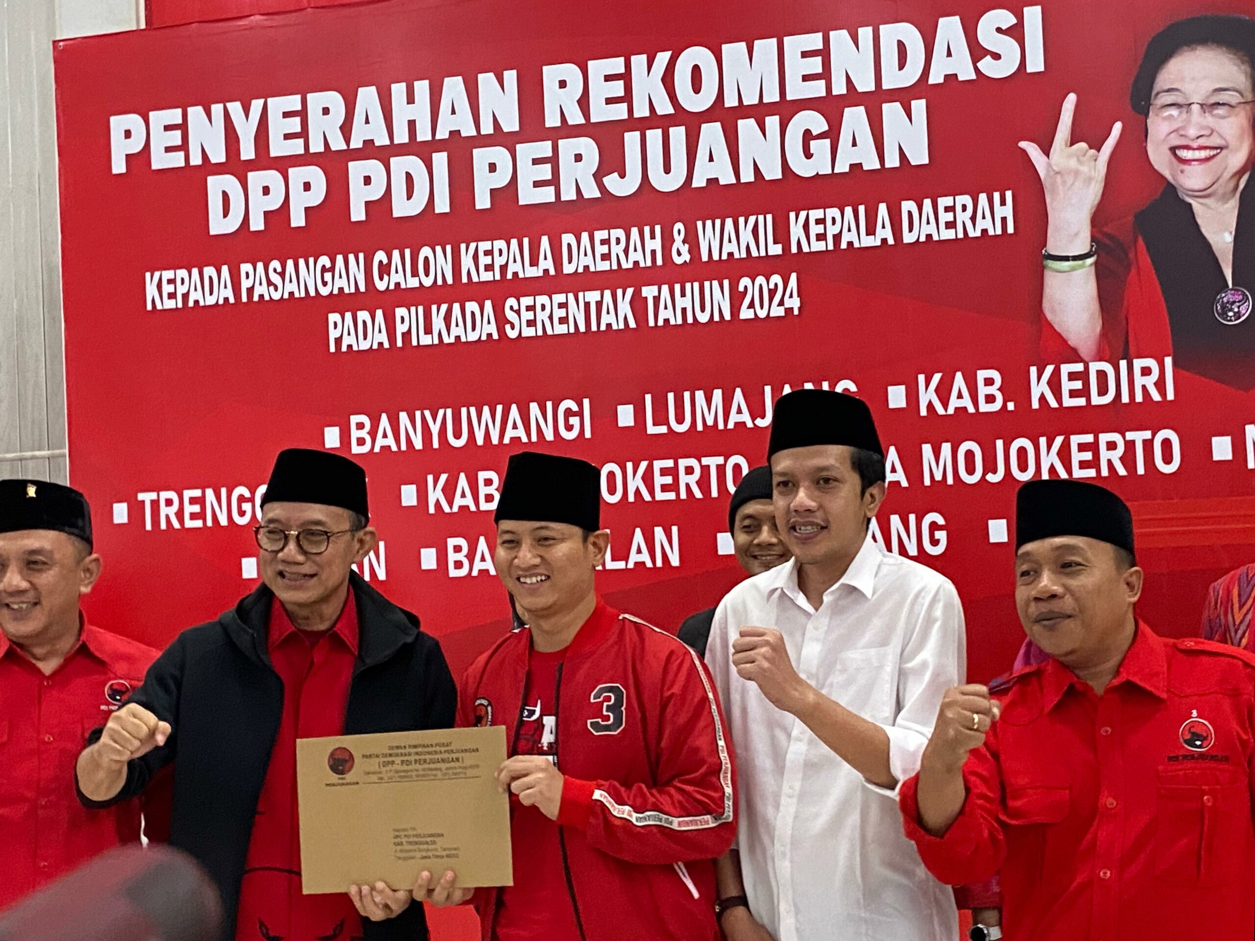 PDI Perjuangan Serahkan Surat Rekomendasi Kepada 10 Bacakada di Jawa Timur