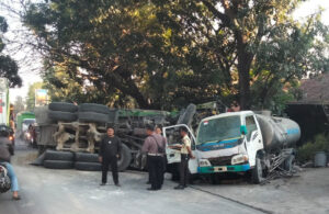 Dua Truk Terlibat Kecelakaan di Bungah Gresik