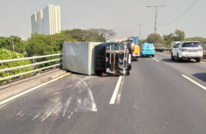 Kecelakaan Mobil Box di KM 12 Tol Waru-Gunungsari