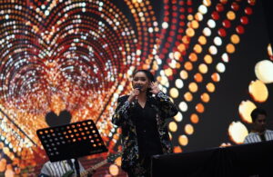 Vina Panduwinata Nostalgia Bareng Penonton di Malam Puncak Jazz Traffic Festival 2024