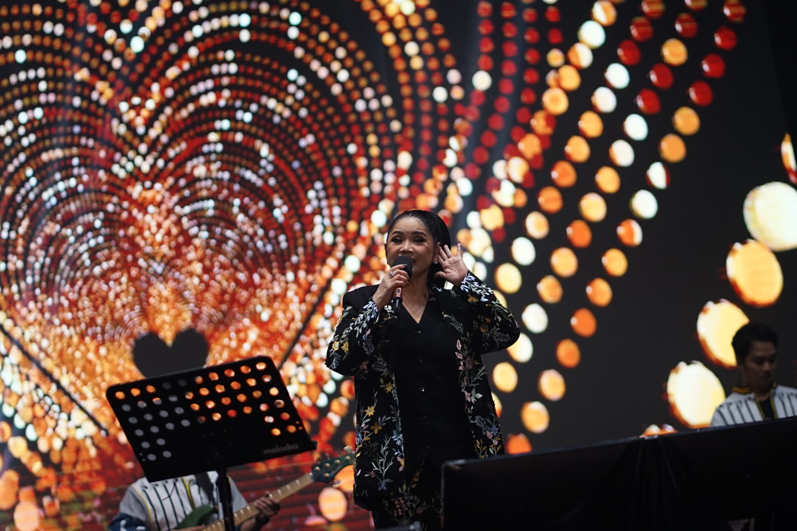 Vina Panduwinata tampil luar biasa dalam Stage Freeport Indonesia di Jazz Traffic Festival 2024 pada Minggu (15/9/2024) malam. Foto: Jazz Traffic Festival 2024