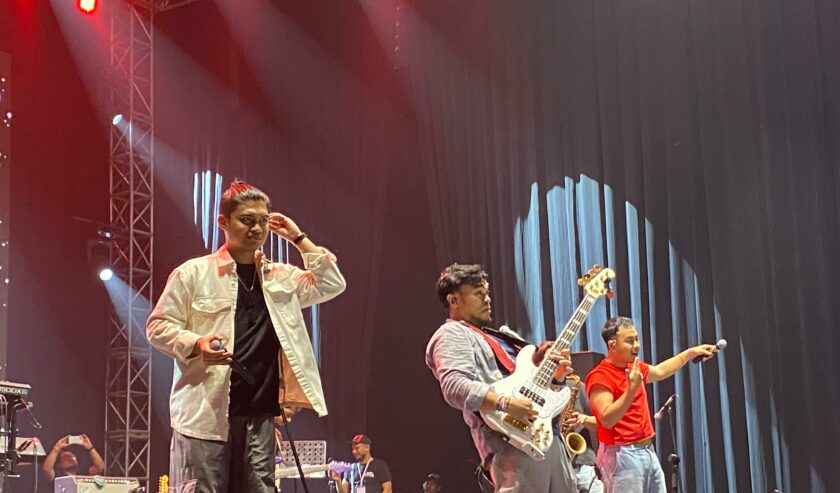 Penampilan Barry Likumahuwa dan The Rhythm Service di BRImo Stage, Grand City Surabaya dalam Jazz Traffic Festival, Sabtu (14/9/2024). Foto: Wildan suarasurabaya.net