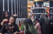 Pengunjung saat mendapat layanan hair styling di Booth Emeron, Outdoor Area, Grand City Surabaya, Sabtu (14/9/2024). Foto: Feby magang suarasurabaya.net