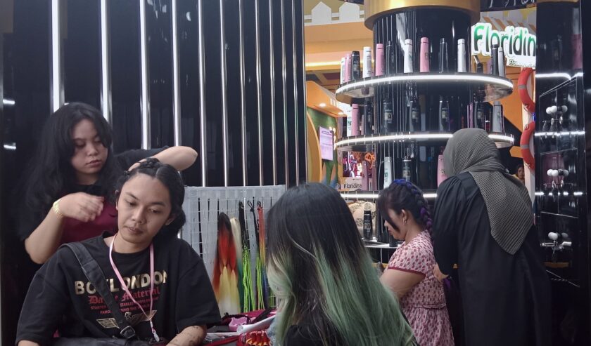 Pengunjung saat mendapat layanan hair styling di Booth Emeron, Outdoor Area, Grand City Surabaya, Sabtu (14/9/2024). Foto: Feby magang suarasurabaya.net