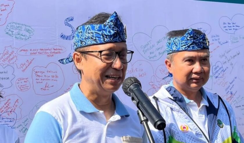 Budi Gunadi Sadikin Menteri Kesehatan bersama Bey Triadi Machmudin Penjabat Gubernur Jabar memberikan keterangan di Gedung Sate Bandung, Sabtu (14/9/2024). Foto: Antara