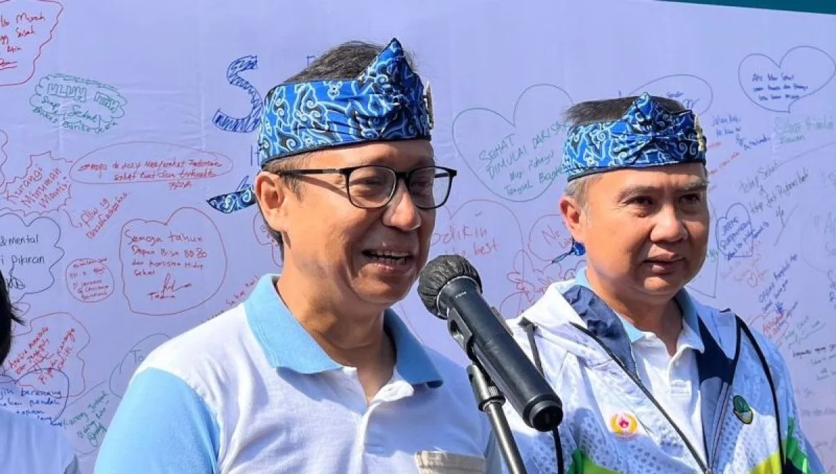 Budi Gunadi Sadikin Menteri Kesehatan bersama Bey Triadi Machmudin Penjabat Gubernur Jabar memberikan keterangan di Gedung Sate Bandung, Sabtu (14/9/2024). Foto: Antara