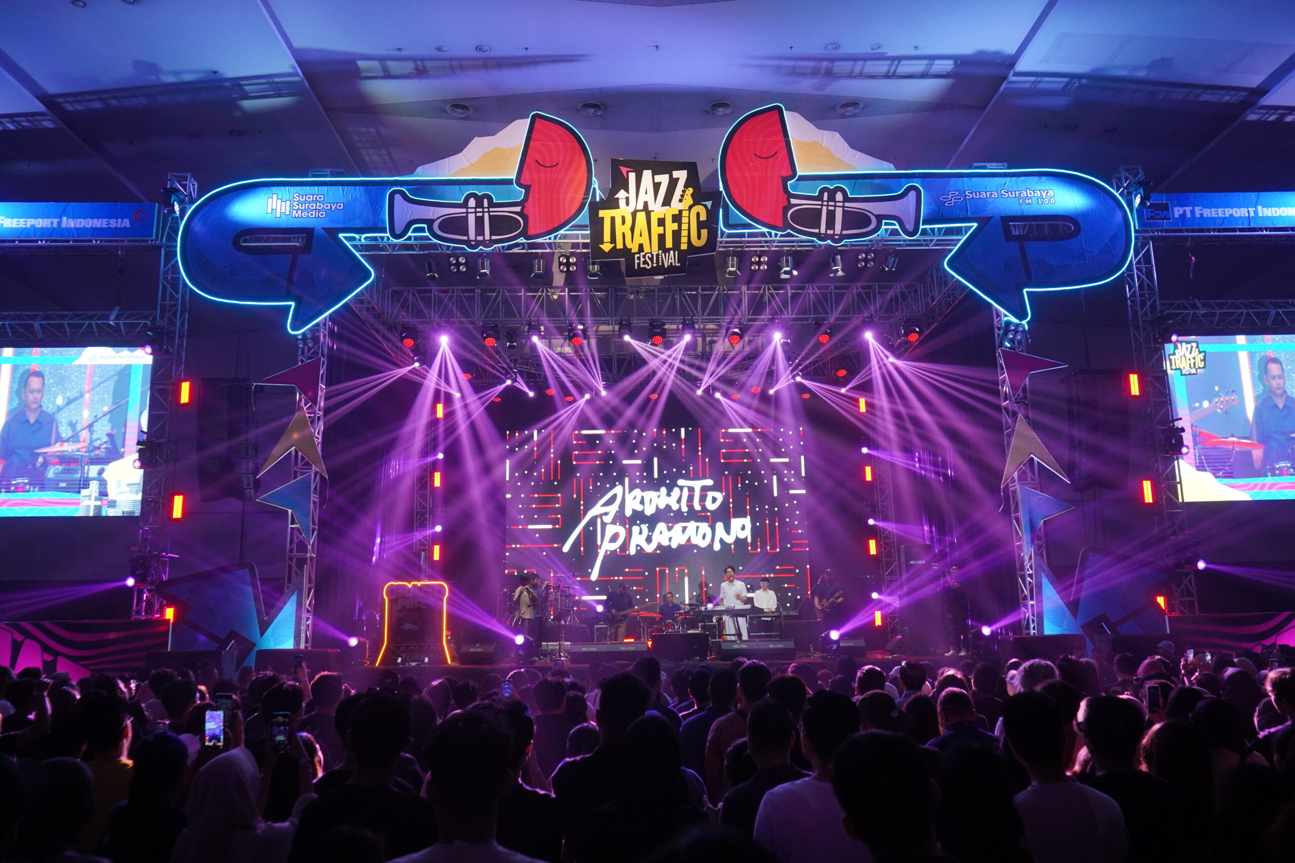 Penonton saat menikmati penampilan Ardhito Pramono saat manggung di Stage Freeport Indonesia, Grand City Surabaya, dalam Jazz Traffic Festival 2024, Minggu (15/9/2024). Foto: Jazz Traffic Festival