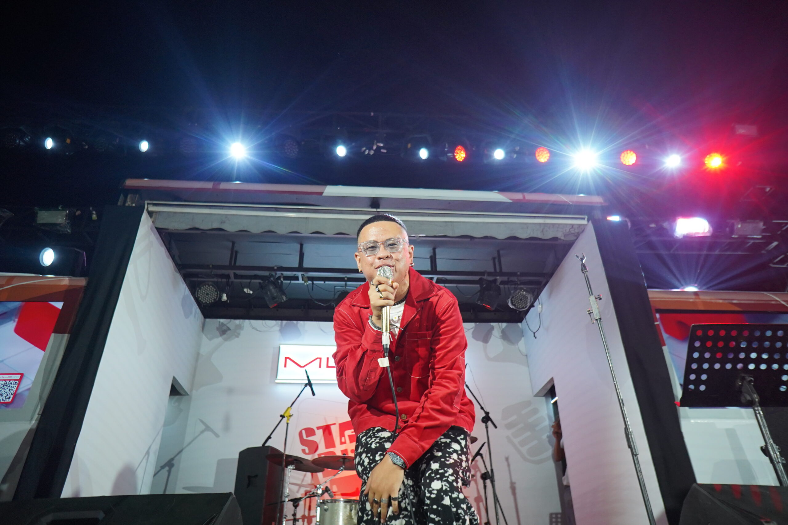 Eazymusiq saat tampil di Stage Bus, F&B Area, Grand City Surabaya, Minggu (15/9/2024). Foto: Jazz Traffic Festival