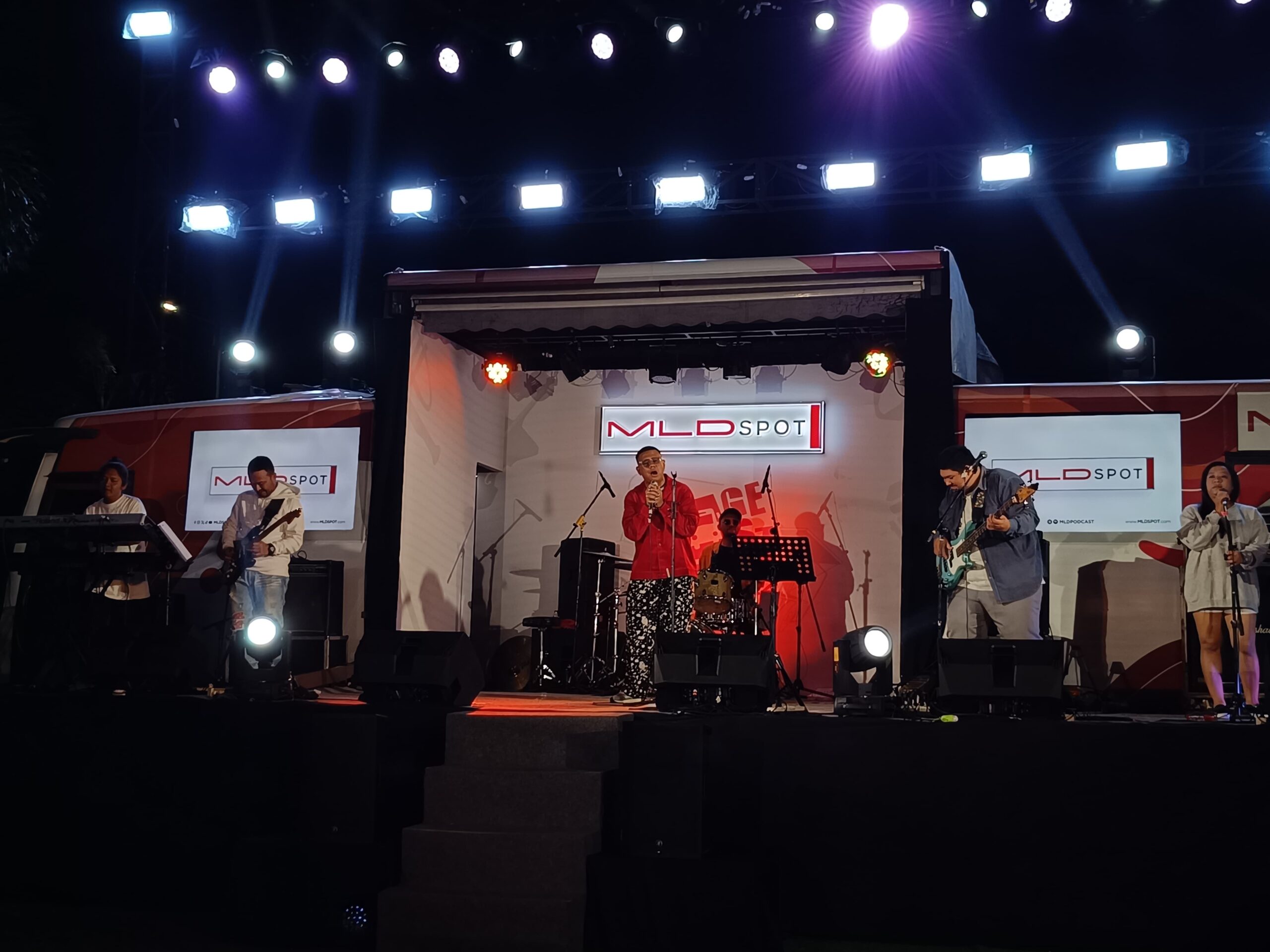 Eazymusiq Tutup Meriah Jazz Traffic Festival di Stage Bus Grand City Surabaya