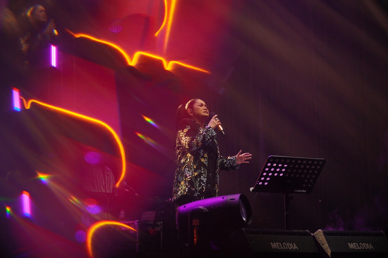 Vina Panduwinata Bawa Penonton Jazz Traffic Festival 2024 Larut dalam Nostalgia