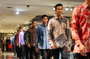 Fashion Show Batik Pria, Formal hingga Kasual Penuh Gaya