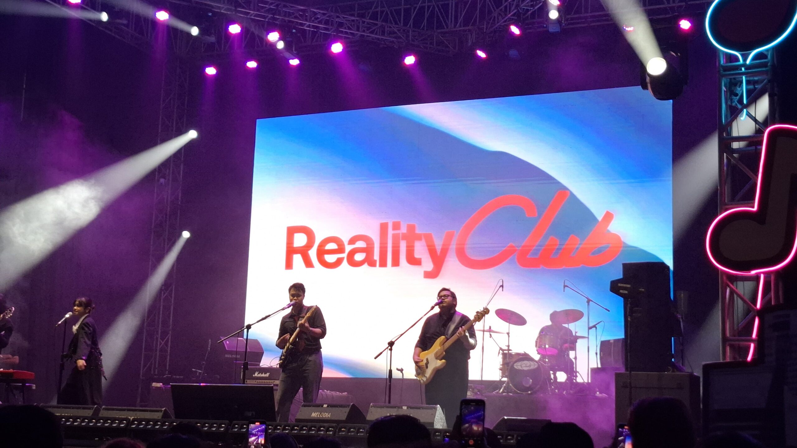 Reality Club saat tampil di BRImo Stage Jazz Traffic Festival 2024, Minggu (15/9/2024). Foto: Akira suarasurabaya.net