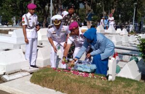 TNI AL Ziarah ke Taman Makam Pahlawan 10 Nopember Surabaya