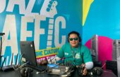 Bintang Ramadhani penyiar Radio Suara Surabaya saat berada di studio mini dalam event Jazz Traffic Festival 2024 di Grand City Surabaya, Sabtu (14/9/2024). Foto: Wildan suarasurabaya.net