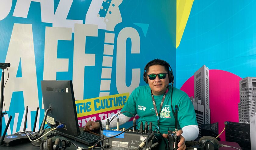 Bintang Ramadhani penyiar Radio Suara Surabaya saat berada di studio mini dalam event Jazz Traffic Festival 2024 di Grand City Surabaya, Sabtu (14/9/2024). Foto: Wildan suarasurabaya.net