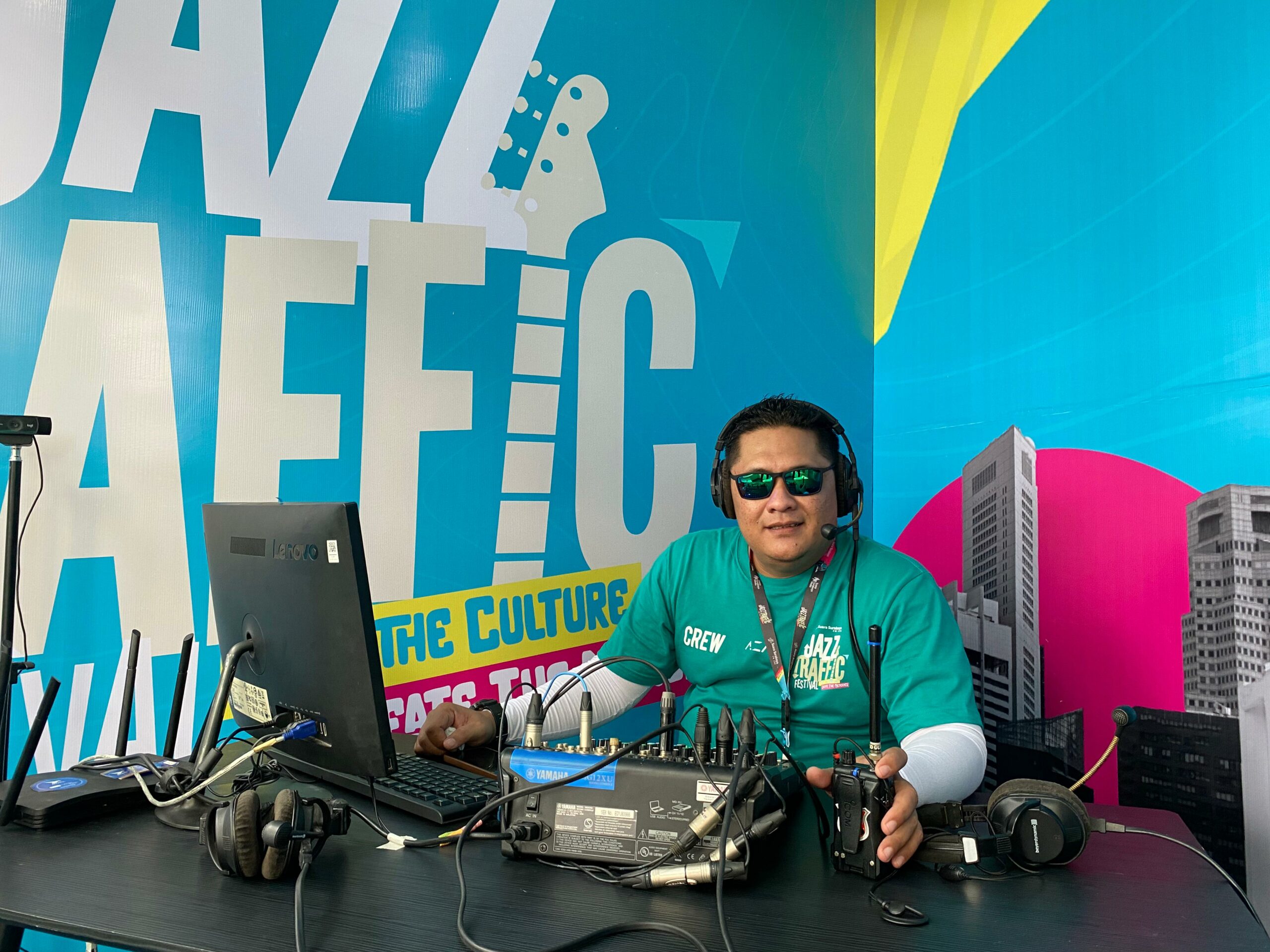 Bintang Ramadhani penyiar Radio Suara Surabaya saat berada di studio mini dalam event Jazz Traffic Festival 2024 di Grand City Surabaya, Sabtu (14/9/2024). Foto: Wildan suarasurabaya.net