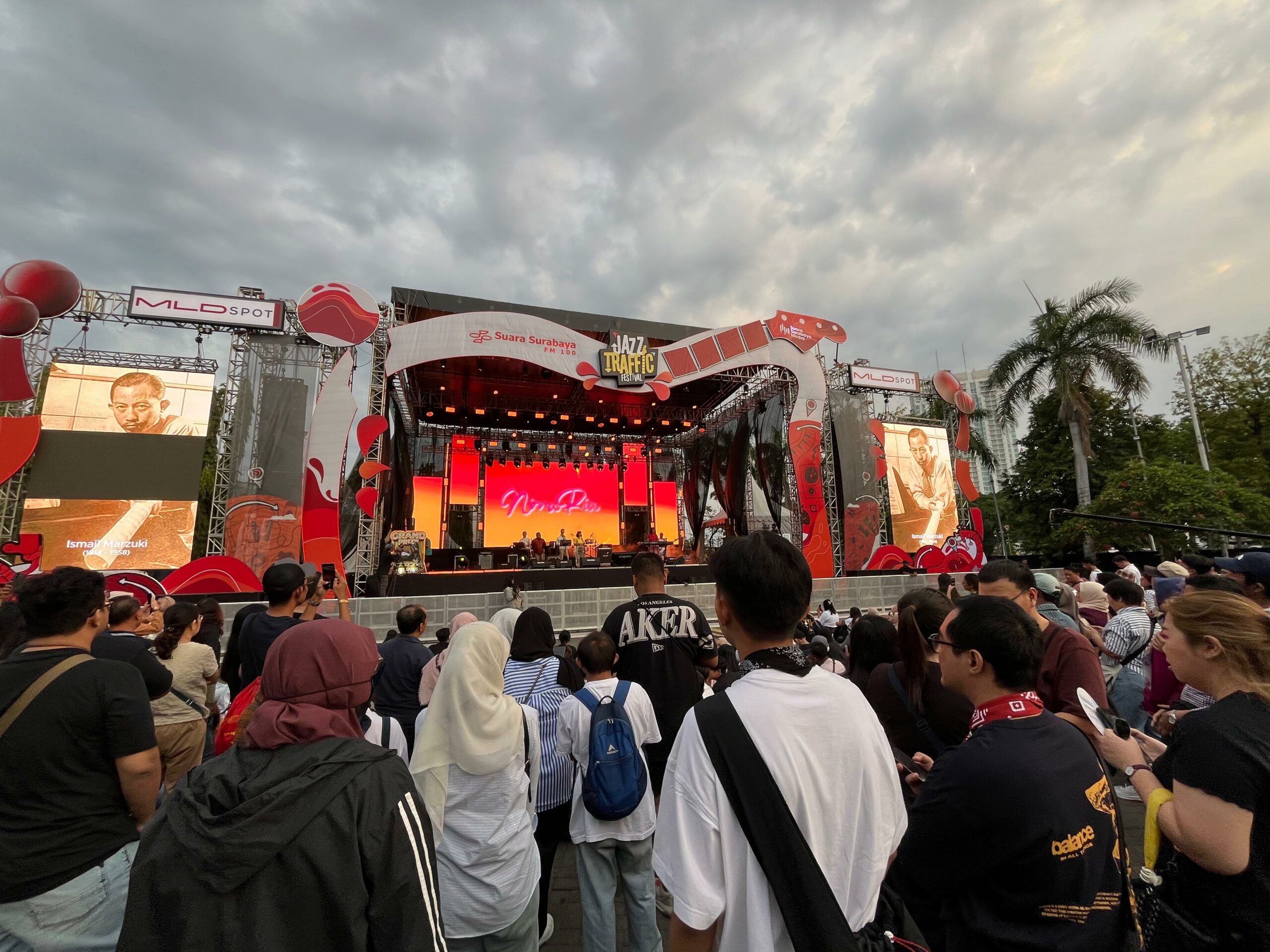 Penonton Jazz Traffic Festival menghabiskan senja di panggung NonaRia di MLDSPOT Stage Grand City Mall Surabaya, Sabtu (14/9/2024). Foto: Meilita Elaine suarasurabaya.net