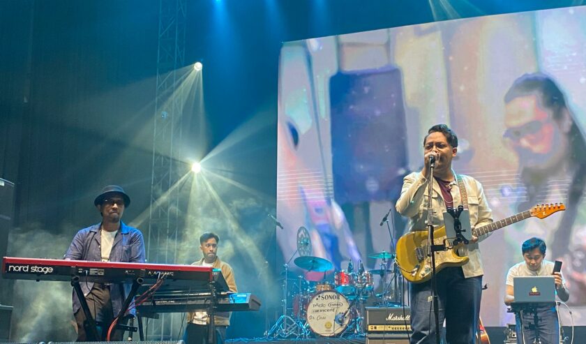 Raditya Mahendra musisi lokal Surabaya saat tampil di JTF 2024 Panggung BRImo Stage, Grand City Surabaya, Sabtu (14/9/2024). Foto: Wildan suarasurabaya.net