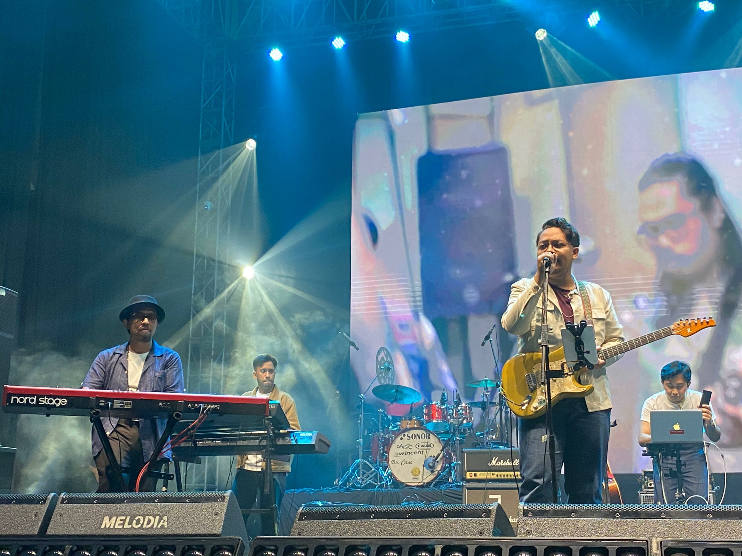 Raditya Mahendra musisi lokal Surabaya saat tampil di JTF 2024 Panggung BRImo Stage, Grand City Surabaya, Sabtu (14/9/2024). Foto: Wildan suarasurabaya.net