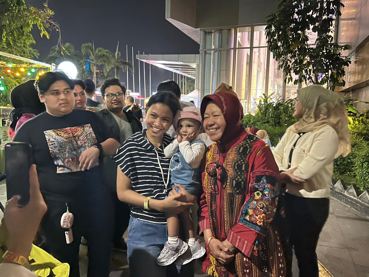 Risma waktu berfoto bersama dengan salah satu penonton yang membawa bayi di hari pertama Jazz Traffic Festival, Sabtu (14/9/2024). Foto: Billy suarasurabaya.net