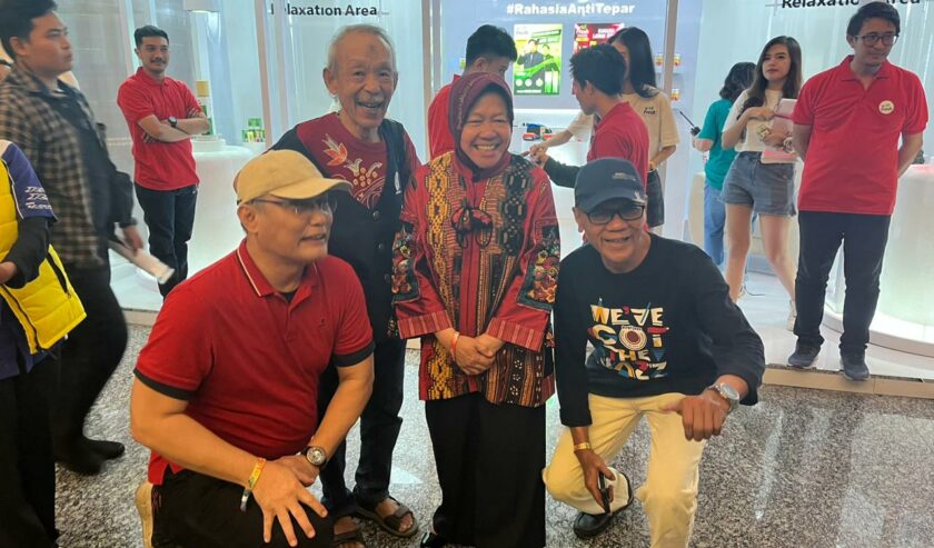 Risma berfoto bersama Iman dan Isa Anshori penyiar lawas Suara Surabaya, Sabtu (14/9/2024). Foto: Billy Suarasurabaya.net