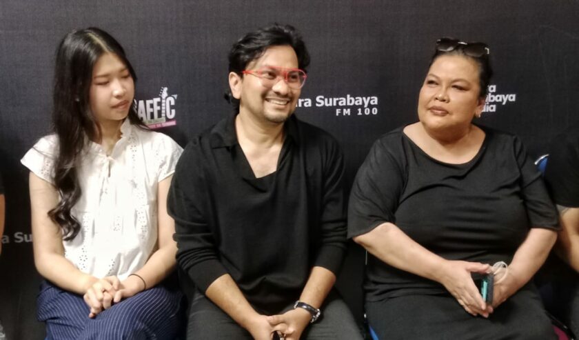 Kiri ke kanan - Gwennia, Tompi dan Mbak Bertha saat menghadiri konferensi pers di Jazz Traffic Festival, Grand City Mall Surabaya, Sabtu (14/9/2024). Foto: Jazz Traffic Festival 2024