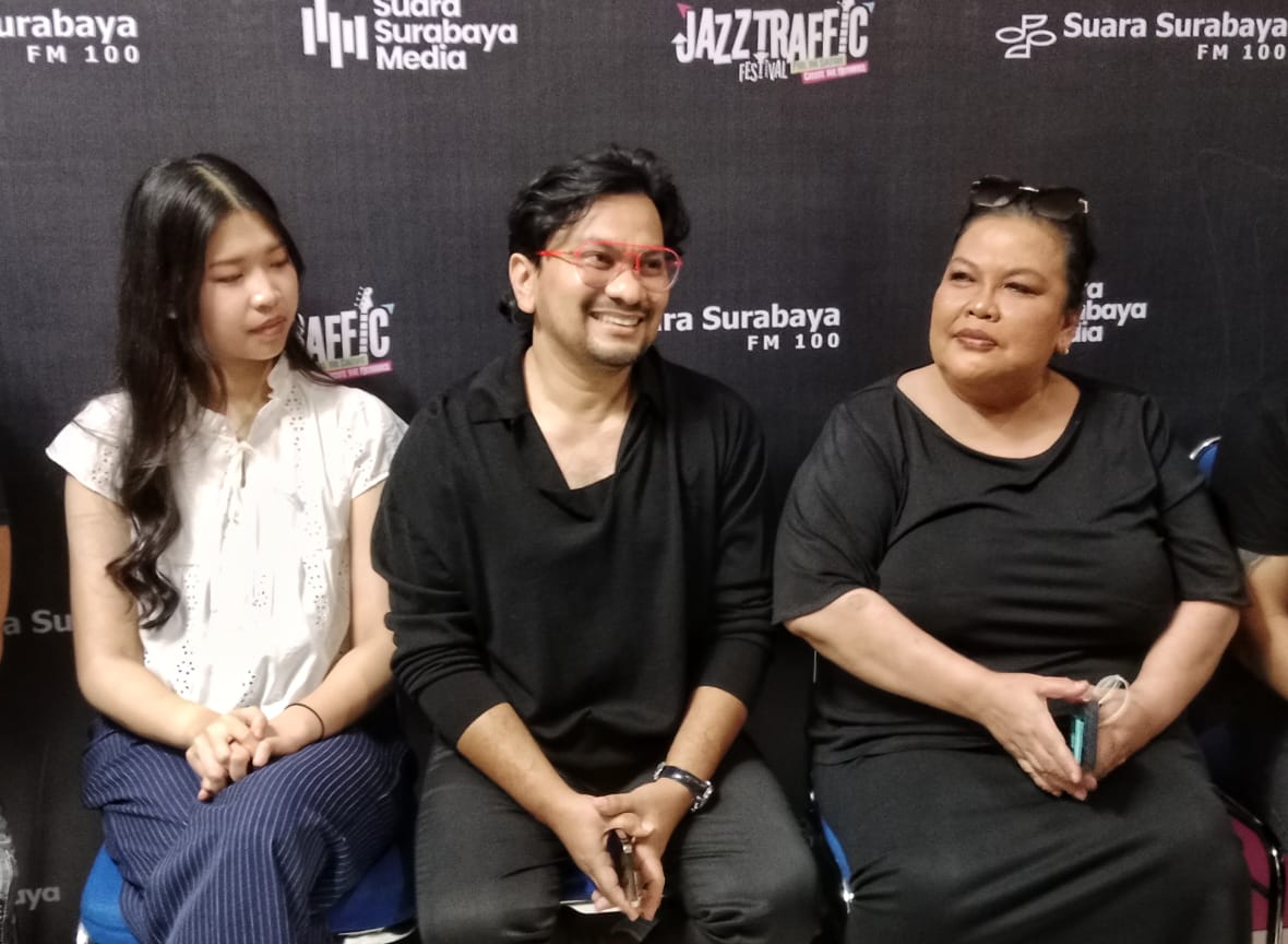 Kiri ke kanan - Gwennia, Tompi dan Mbak Bertha saat menghadiri konferensi pers di Jazz Traffic Festival, Grand City Mall Surabaya, Sabtu (14/9/2024). Foto: Jazz Traffic Festival 2024