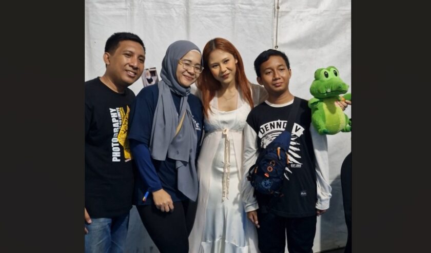 Nadin Amizah berfoto bersama keluarga Aulia Justicia Fauzia, penggemar kecilnya yang sudah berpulang ke surga pada Jazz Traffic Festival, Sabtu (14/9/2024). Foto: Jazz Traffic Festival