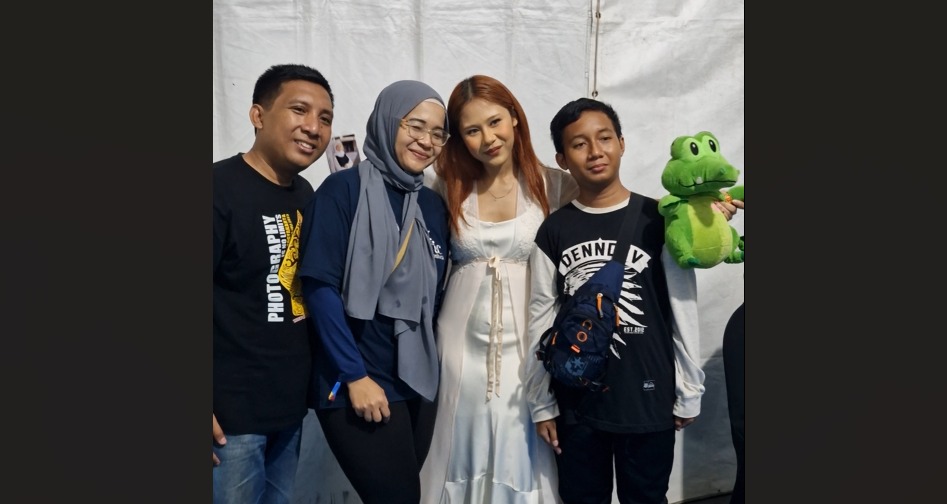 Nadin Amizah berfoto bersama keluarga Aulia Justicia Fauzia, penggemar kecilnya yang sudah berpulang ke surga pada Jazz Traffic Festival, Sabtu (14/9/2024). Foto: Jazz Traffic Festival