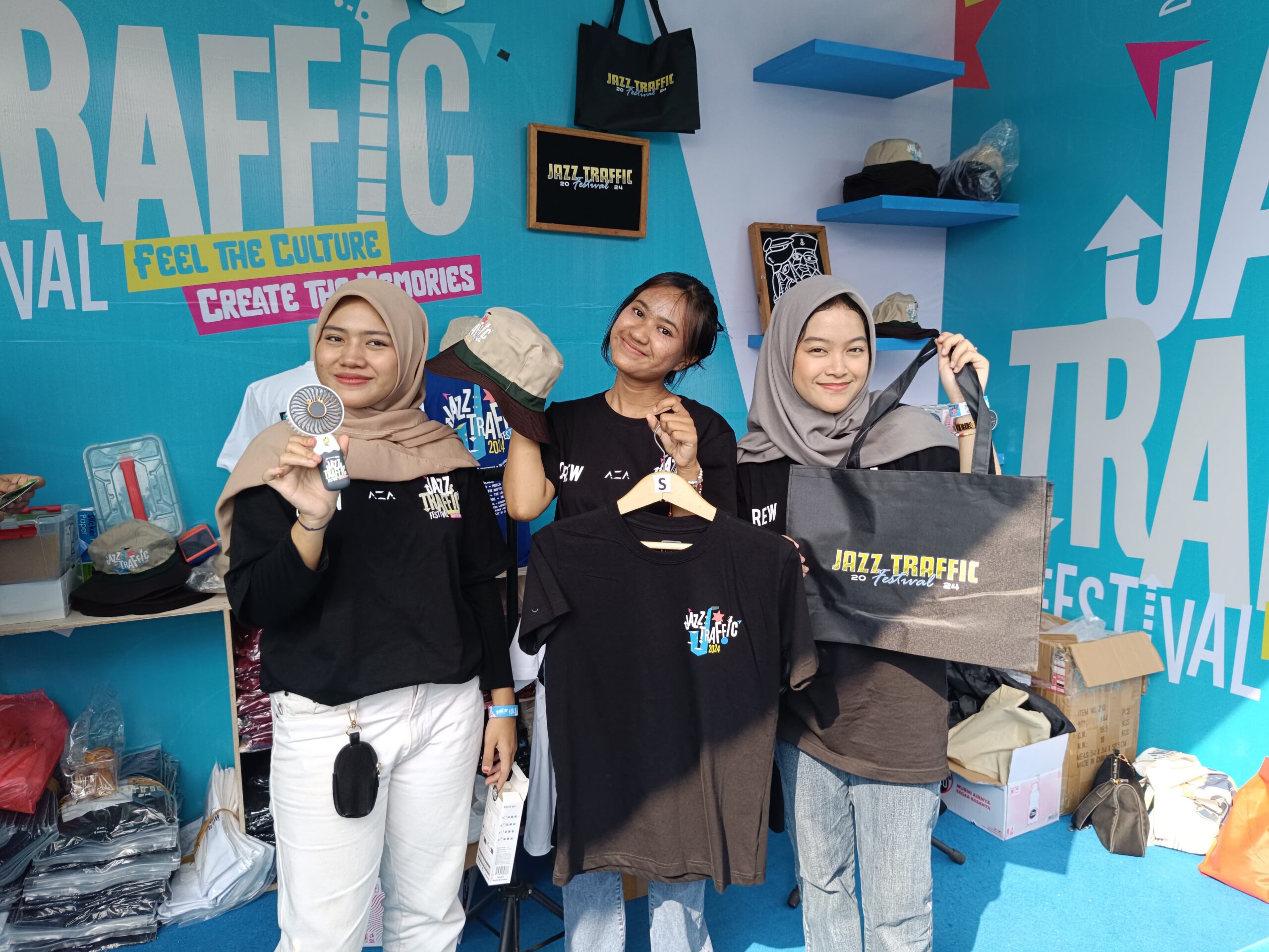 Beberapa merchandise Jazz Traffic Festival, mulai kaus, totebag hingga bucket hat dan kipas kecil di booth merchandise JTF 2024, Grand City Surabaya, Minggu (15/9/2024). Foto: Risky suarasurabaya.net