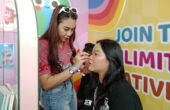 Pengunjung saat mencoba layanan eye make up concert di booth Vivamuda dalam gelaran Jazz Traffic Festival 2024, Grand City Mall Surabaya, Minggu (15/9/2024). Foto: Jazz Traffic Festival 2024