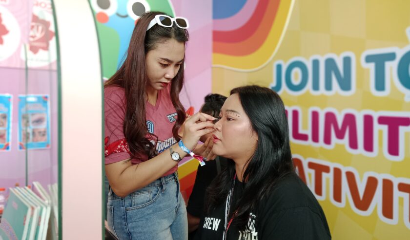 Pengunjung saat mencoba layanan eye make up concert di booth Vivamuda dalam gelaran Jazz Traffic Festival 2024, Grand City Mall Surabaya, Minggu (15/9/2024). Foto: Jazz Traffic Festival 2024