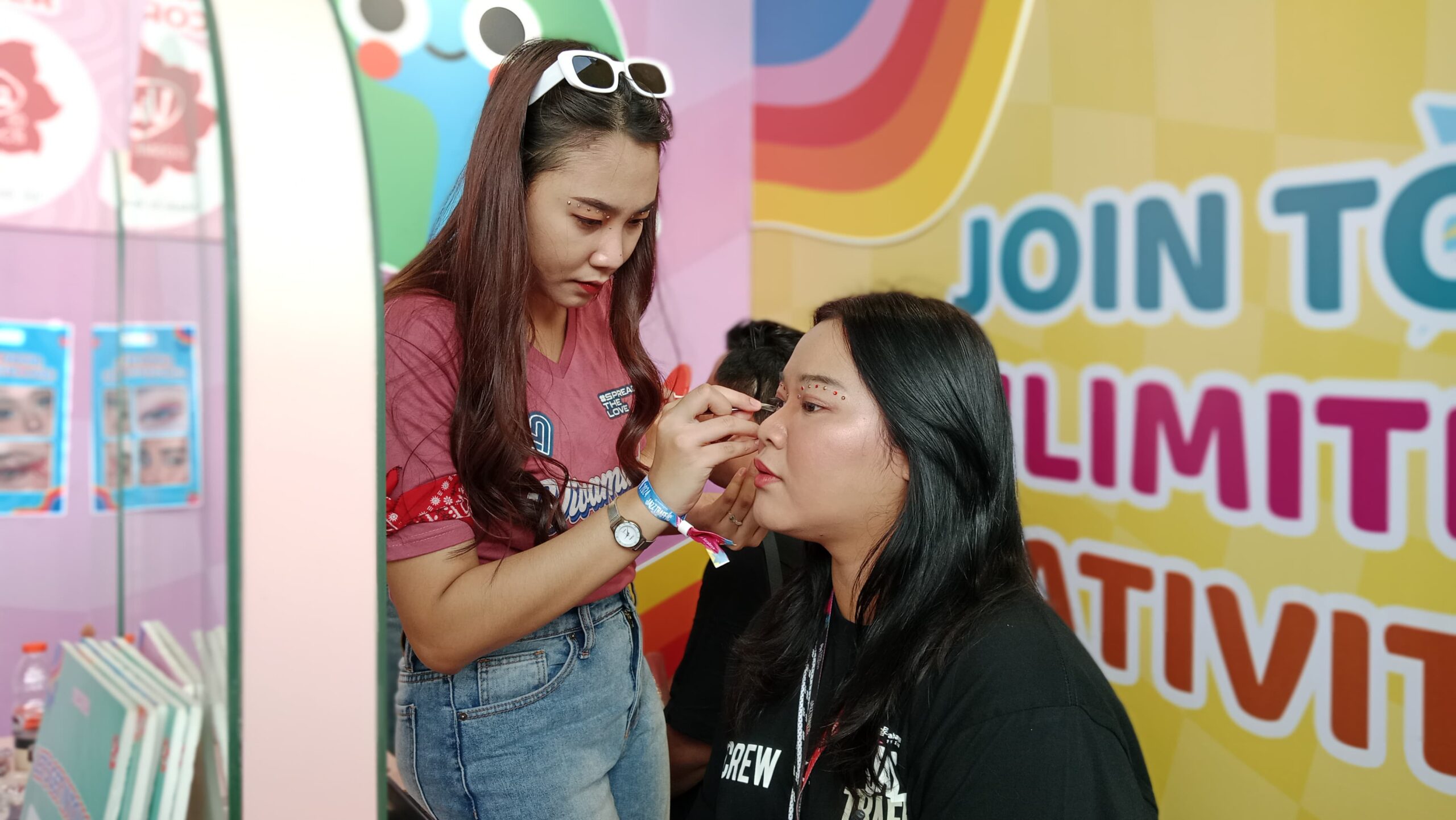 Pengunjung saat mencoba layanan eye make up concert di booth Vivamuda dalam gelaran Jazz Traffic Festival 2024, Grand City Mall Surabaya, Minggu (15/9/2024). Foto: Jazz Traffic Festival 2024