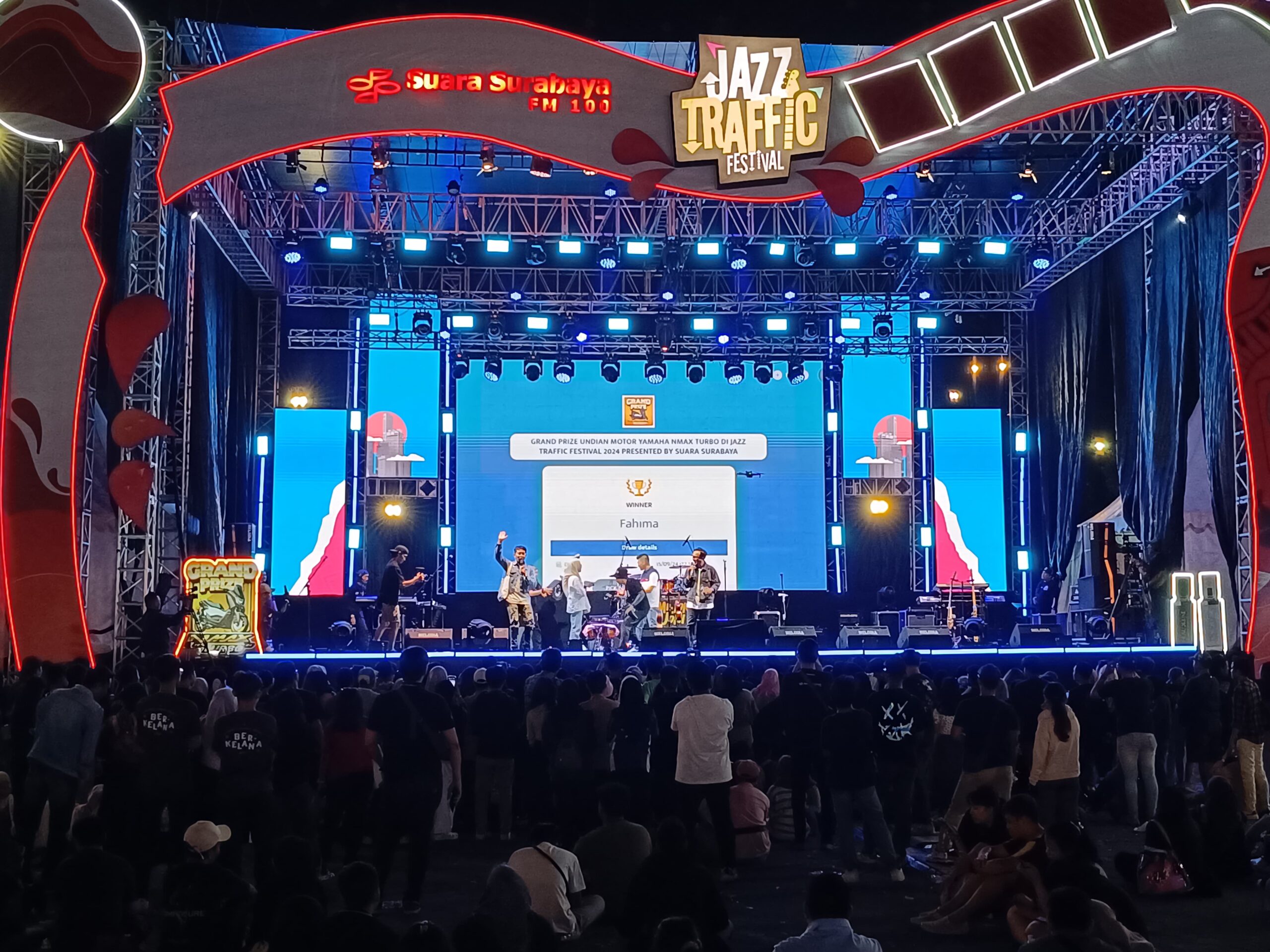 Pembagian grandprize Nmax Turbo dari Jazz Traffic Festival bareng Yamaha kepada penonton di Grand City Surabaya, Minggu (15/9/2024). Foto: Risky suarasurabaya.net