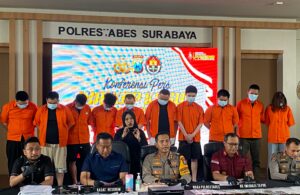 10 WNA Pelaku Scamming Digerebek Polrestabes Surabaya