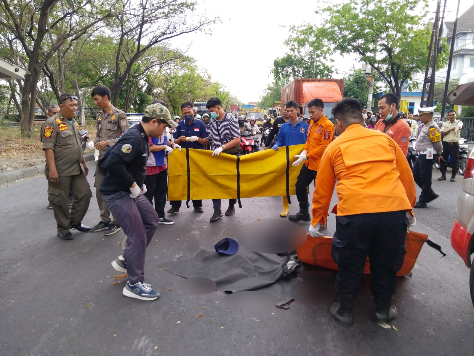 Pemotor Meninggal usai Terjatuh dan Terlindas Truk di Jalan Margomulyo Surabaya