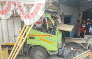 Truk Tabrak Rumah di Palemwatu Menganti Gresik