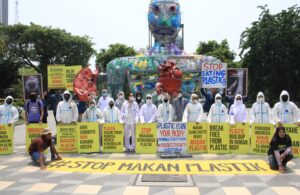 Aksi Operasi Plastik Ecoton di Taman Apsari Surabaya