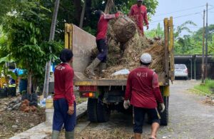 Warga Rungkut Barata RT 07 Gotong Royong Bersihkan Saluran Air