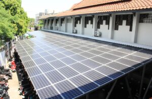 Panel Surya SMAN 5 Surabaya Sumber Energi Bersih