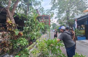 Warga Wisma Lidah Kulon RT 09 Kerja Bakti Membersihkan Lingkungan