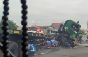 Kecelakaan Truk Trailer Tabrak Pembatas dan Tersangkut di Tol Perak Surabaya