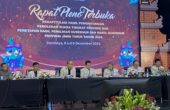 Jajaran komisioner KPU Jatim waktu menetapkan hasil penetapan suara pemilihan Pilgub Jatim, Senin (9/12/2024). Foto: Wildan suarasurabaya.net