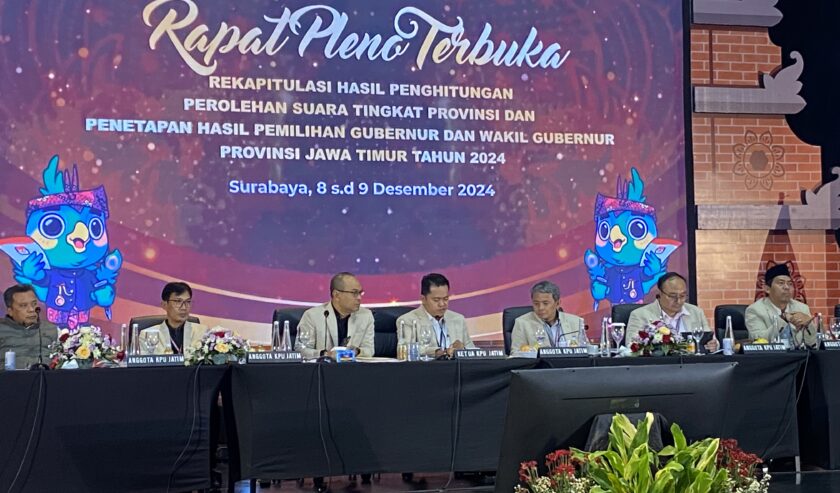 Jajaran komisioner KPU Jatim waktu menetapkan hasil penetapan suara pemilihan Pilgub Jatim, Senin (9/12/2024). Foto: Wildan suarasurabaya.net