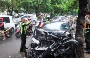 Mobil Mercy Tabrak Pesepeda, Motor dan Mobil di Surabaya